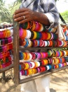 Vendeur de bracelets en Inde