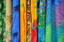 Vêtements colorés sur l'île de Saint-Martin dans les Caraïbes