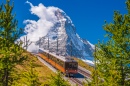 Train de montagnes en face du sommet de Matterhorn