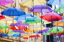 Décoration de rue avec des parapluies ouverts