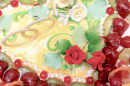 Gâteau de mariage avec des roses et des alliances