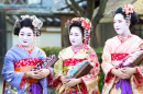 Trois jeunes Geishas à Kyoto