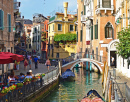 Gondole sur le canal à Venise