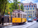 Tramway vintage dans le centre de Lisbonne, Portugal