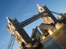 Le Tower Bridge s'ouvre
