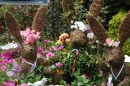 Lapins de jardin avec coiffes florales