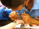 Artiste tatoueur au henné