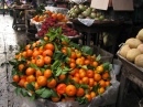Oranges et fruits au marché vietnamien