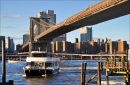 Ferry sur la East River, sous le pont de Brooklyn