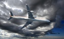 Un Airbus A340-642 croisant les nuages