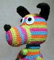 Chien à rayures fait au crochet