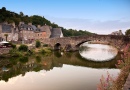 Vieux pont au-dessus de la rivière Rance, France