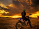 Motocross au coucher de soleil