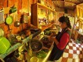 Indigène Mapuche dans sa cuisine