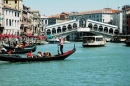Gondole et le pont Rialto, Venise