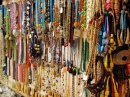 Arc-en-ciel de colliers à vendre en Inde