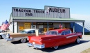 Une Ford Fairlane 500 Skyliner et une Lincoln Premiere de 1957