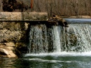 Cascade d'eau sur un barrage