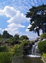 Cascades des jardins de Kew et ciel en mouvement