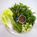 Plateau de légumes avec Nam Phrik Kapi