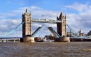 Le Tower Bridge et Londres à l'horizon