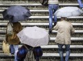 Des gens avec des parapluies