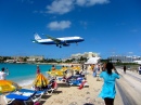 Avion de la United Airlines survolant la plage de Maho