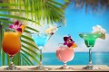 Cocktails rafraîchissants sur une table de plage