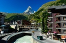 La rivière Vispa à Zermatt, avec le mont Matterhorn