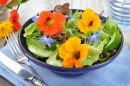 Salade fraîche de fruits d'été avec des Capucines