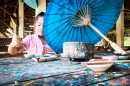 Une fille peint une ombrelle faite à la main