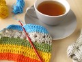 Crochet et une tasse de thé