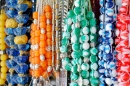 Perles en vente sur un marché en Grèce