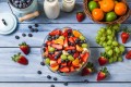 Préparation d'une salade de fruits saine