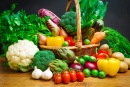 Légumes crus dans un panier en osier