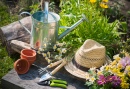 Outils de jardinage et chapeau en paille dans le jardin