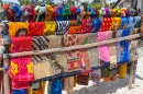 Echarpes colorées au Kenya