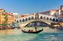 Gondole près du pont Rialto à Venise