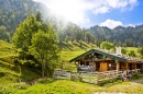 Cabane en bois dans les Alpes