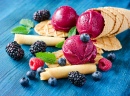 Crème glacée rouge avec petits fruits