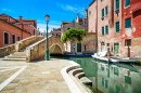 Un canal étroit à Venise