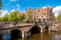 Les bâtiments penchés d'Amsterdam et les canaux