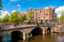 Les bâtiments penchés d'Amsterdam et les canaux