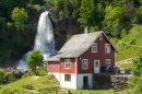 Maison traditionnelle et cascades en Norvège