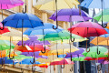 Décoration de rue avec des parapluies ouverts