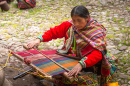 Femme faisant un métier d'art, Cusco, Péru