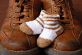 Chaussures de bébé et chaussures de papa