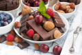 Chocolat, fruits rouges et noix