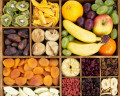 Assortiment de frutis secs et de fruits frais