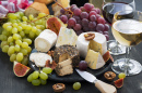 Gros plan d'un assortiment de fromages et d'encas pour accompagner du vin
